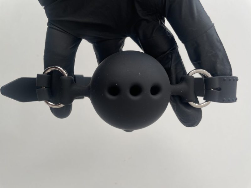 Gag BDSM premium – bilă neagră din silicon cu aerisire