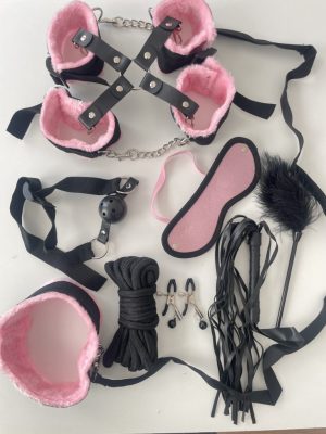 Set erotic cu cătușe roz și accesorii BDSM – confort și pasiune, cod produs JOC-45