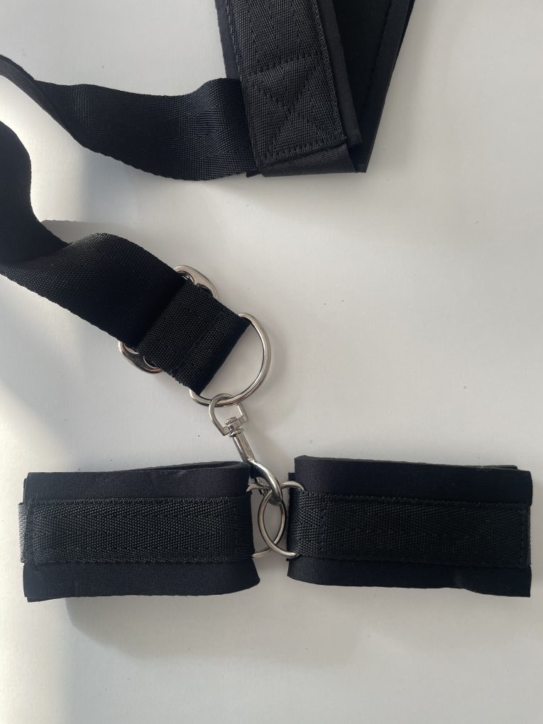 Accesoriu BDSM cu guler și restricție pentru mâini – eleganță și intensitate
