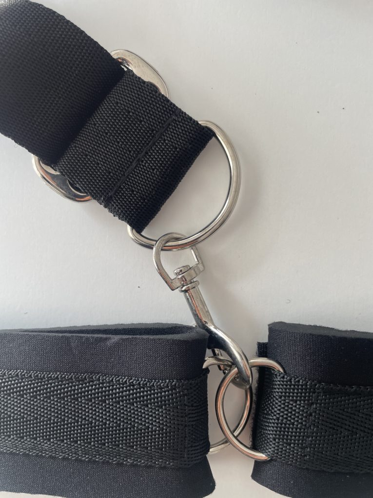 Guler reglabil cu cătușe – pentru control senzual și experiențe unice