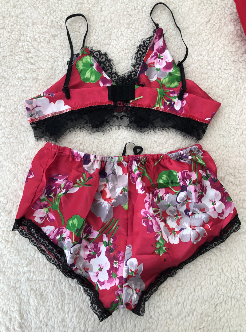 fotografii reale cu pijamale sexy rosu negru, cu motive florale, formate din pandaloni scurti si top sau sutien
